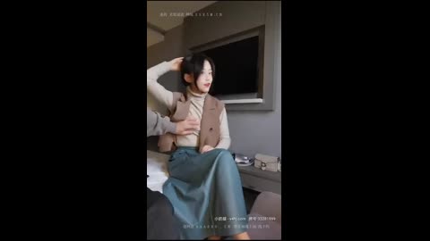 【大一学生妹呀】下午没课，跟小男友酒店开钟点房，粉嫩鲍鱼小尤物超喜欢啪啪，带你回到学生时代