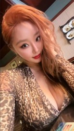 抖音 丁老师 自购资源，16万粉丝肥臀巨乳健身婊，平日高高在上的网红私下里居然是跪舔金主爸爸的母狗，跪在床上嘬爸爸的鸡巴，然后被狠狠后入爆操