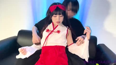 美女全裸露颜的完整视频。新年伊始，淫荡的黑发巫女被侵犯并中出。她恳求快点插入，并以各种姿势猛烈撞击。B罩杯156cm 44kg。最后，大量精液喷涌而出。