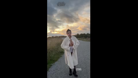 极品超美整活御姐 汐梦瑶 1029最新 人来人往非常热闹的公园 美女穿着过膝黑丝头戴大红花 各种人前大胆口交 然后在各种姿势啪啪做爱 最后被内射 01