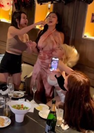上海富二代给名媛过了个生日后 被骚逼主动邀请去酒店 让她自己掰开给你看 给你插 然后KTV再来一次