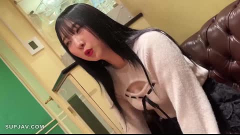 FC2-PPV-4804475 一位长相酷似某位著名偶像的超级美女。尽管她外表清纯，却极具性感魅力，拥有令人无法抗拒的秘密性爱技巧。