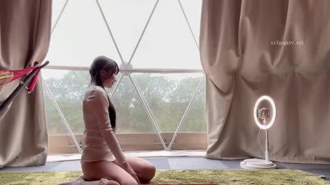一位皮肤白皙、身材苗条、容貌姣好的女性喜欢半户外无保护性爱和射精性爱。