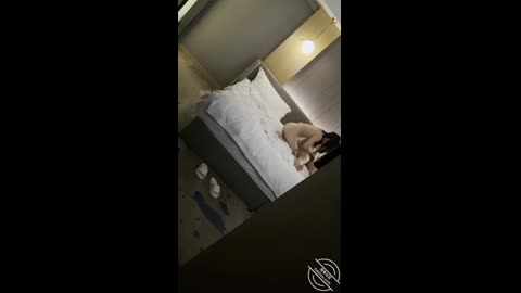 绿帽视角真实露脸夫妻老婆给单男口我在角落偷偷撸小鸡巴