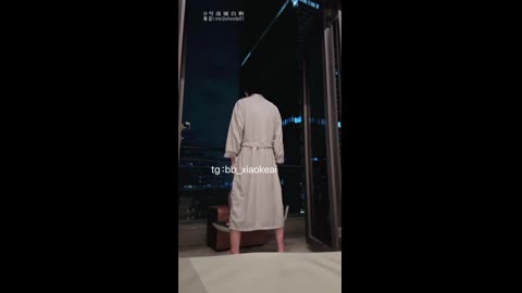 三岁小宝宝和哥哥野外之后又在阳台上干上了对面都是写字楼好刺激