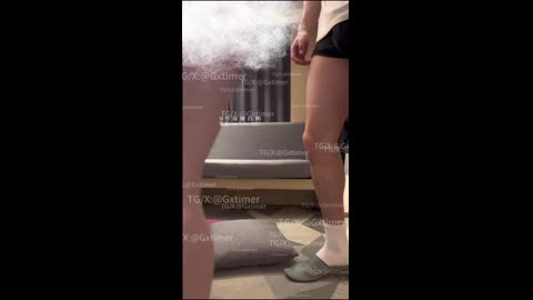 骚逼母狗反差女大镜前看着自己被后入的样子是不是特爽在镜前跪舔巨根把自己舔湿了以后 点起脚尖求我进去