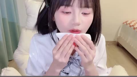 短髮清純小妹拿著玩具開始玩逼色度拉滿3