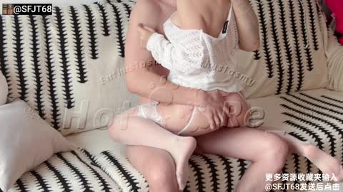 蕾丝边吊带白丝白色镂空网眼上衣在沙发上吃男友鸡巴女上位被操的啊啊叫
