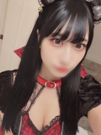 黑髮美女詩織醬首次嘗試Cosplay，盡情享受巨根！這位已發育至G罩杯的美女，迎來了人生中的第一次「顏射」！[花紅柳緑] 黒髪美女しおりちゃんが初コスプレで巨根を堪能！Gカップへと成長した美女に人生初顔射！