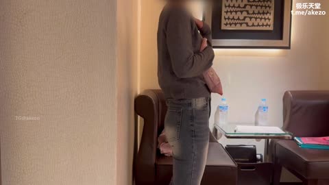 約了個B罩杯的騷逼硬是口了我十幾分鐘我等等一定操到她外翻