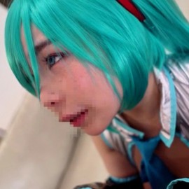 嬌小身材、M罩杯巨乳的Cosplayer與Cosplay性愛。為了報答那因巨乳擠壓而讓肉棒隱沒其中的極品乳交，對她進行調教與「調教至屈服」的懲罰。[記憶の崩壊]小柄Mカップ爆乳のレイヤーとコスH。乳圧でチンポが見えない極上パイズリのお礼に調教分からせ。